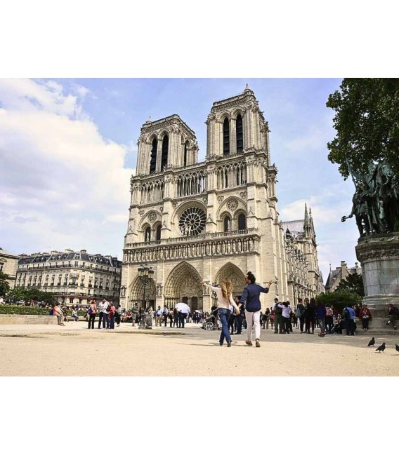 Notre Dame: guided tour of the neighborhood and audio guide + Archaeological Crypt