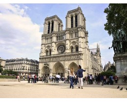 Notre Dame: guided tour of the neighborhood and audio guide + Archaeological Crypt